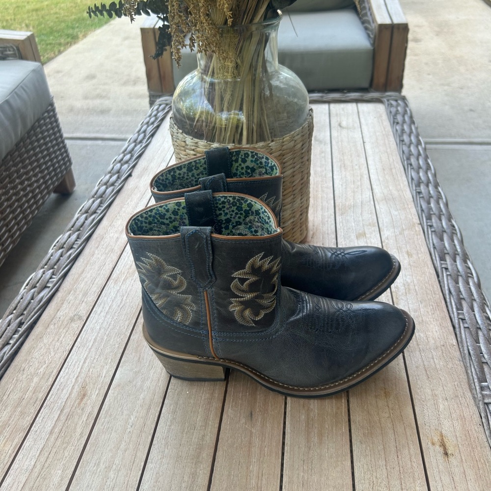 Women Laredo cowboy boot size 9